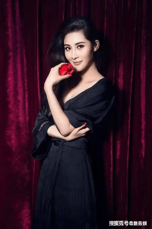 ！王澜霏这身材谁能顶得住嘛！麻将胡了app顶不住啊顶不住(图4)