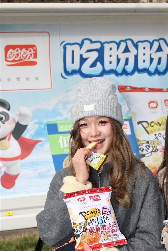 生带火街头盲品挑战盼盼美食刷屏海外社交PG麻将胡了试玩平台中国味!青年留学(图2) 生带火街头盲品挑战盼盼美食刷屏海外社交PG麻将胡了试玩平台中国味!青年留学(图2)